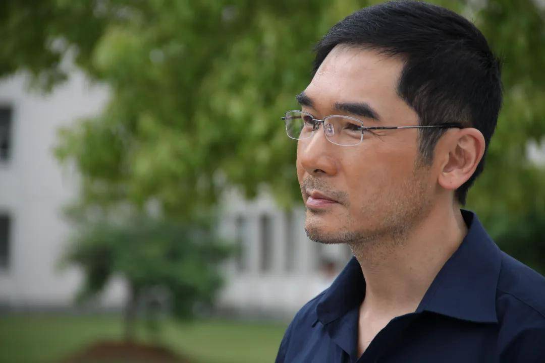 范义本从后门看到了这一切,知道秦鹏并不是真的不愿意学习.