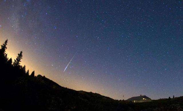 七月天文事件导播,南鱼座与宝瓶座流星雨上演,又是一场视觉盛宴