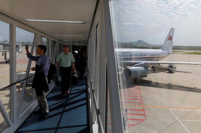 朝鲜机场免税店不进中国商品也不让游客拍照