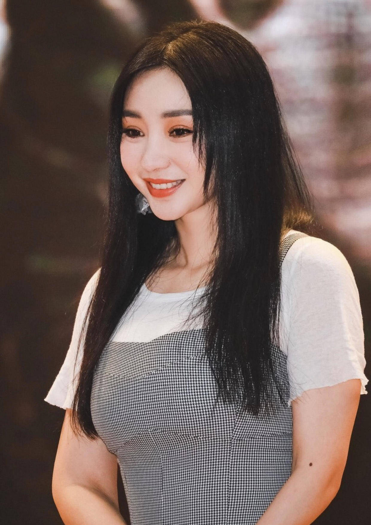 原创柳岩私服穿搭真好看,白色t恤配灰色吊带连衣裙,清纯又优雅