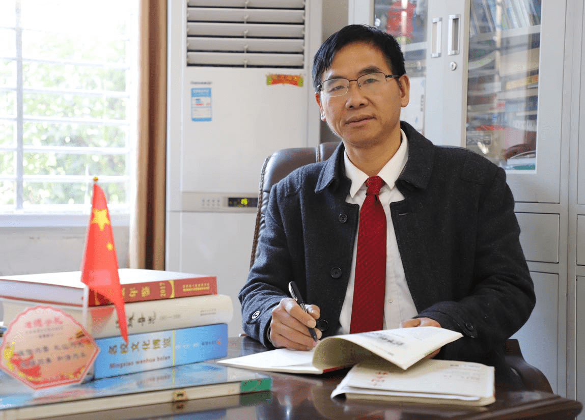 湖北省学习学研究会常务理事,咸宁市语文学会会员,先后任程凤中学校长