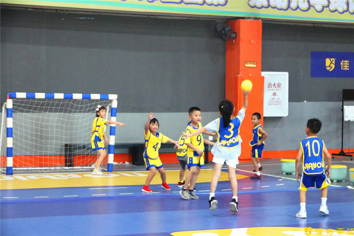 手球的孩子们搭建一个展示,交流的比赛平台,同时对即将离开幼儿园的