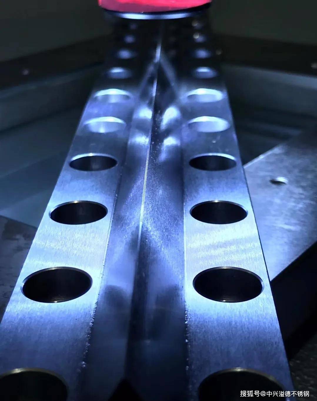 原创口罩熔喷布生产机器的核心部件——不锈钢喷丝板身价大涨