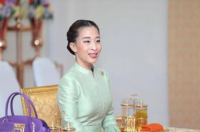 原创泰国诗妮娜贵妃被废黜,首任妻子罕见现身,气场依然很强贵气十足