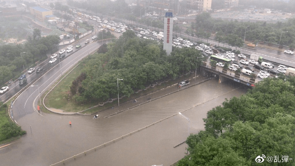 暴雨橙色预警!西安这雨也太大了,多地积水严重