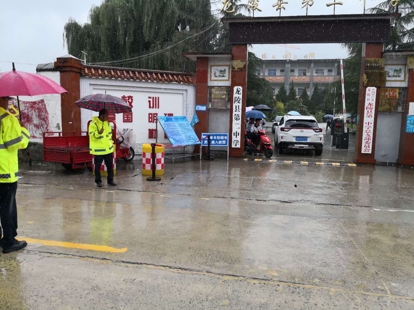 保山龙陵:镇安民警为高考学子"迎来送往"