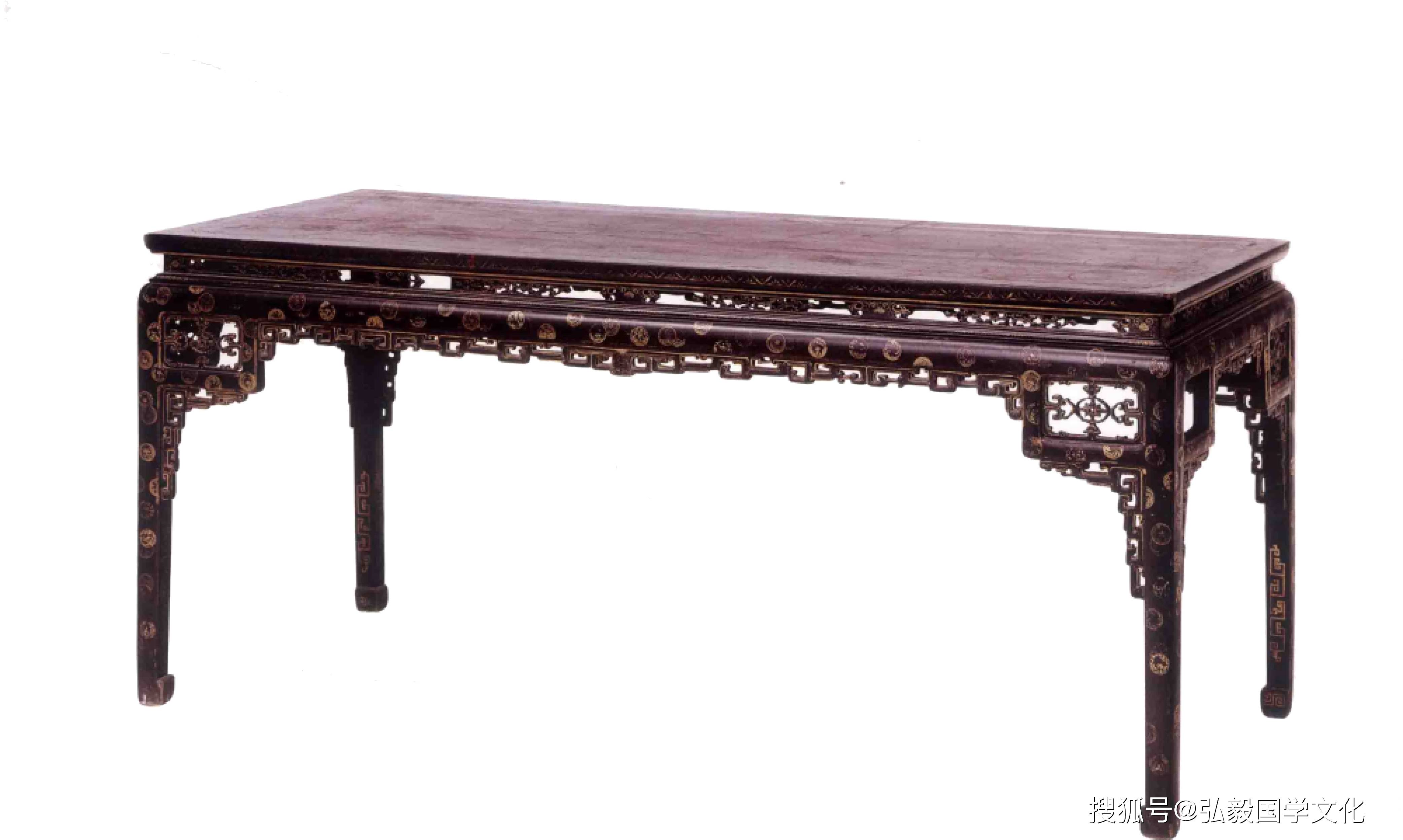故宫收藏的彩绘家具其中有皇帝结婚时使用的喜桌