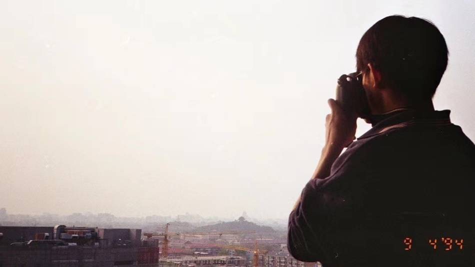 易烊千玺晒复古胶片风照片戴银框眼镜变身摄影师