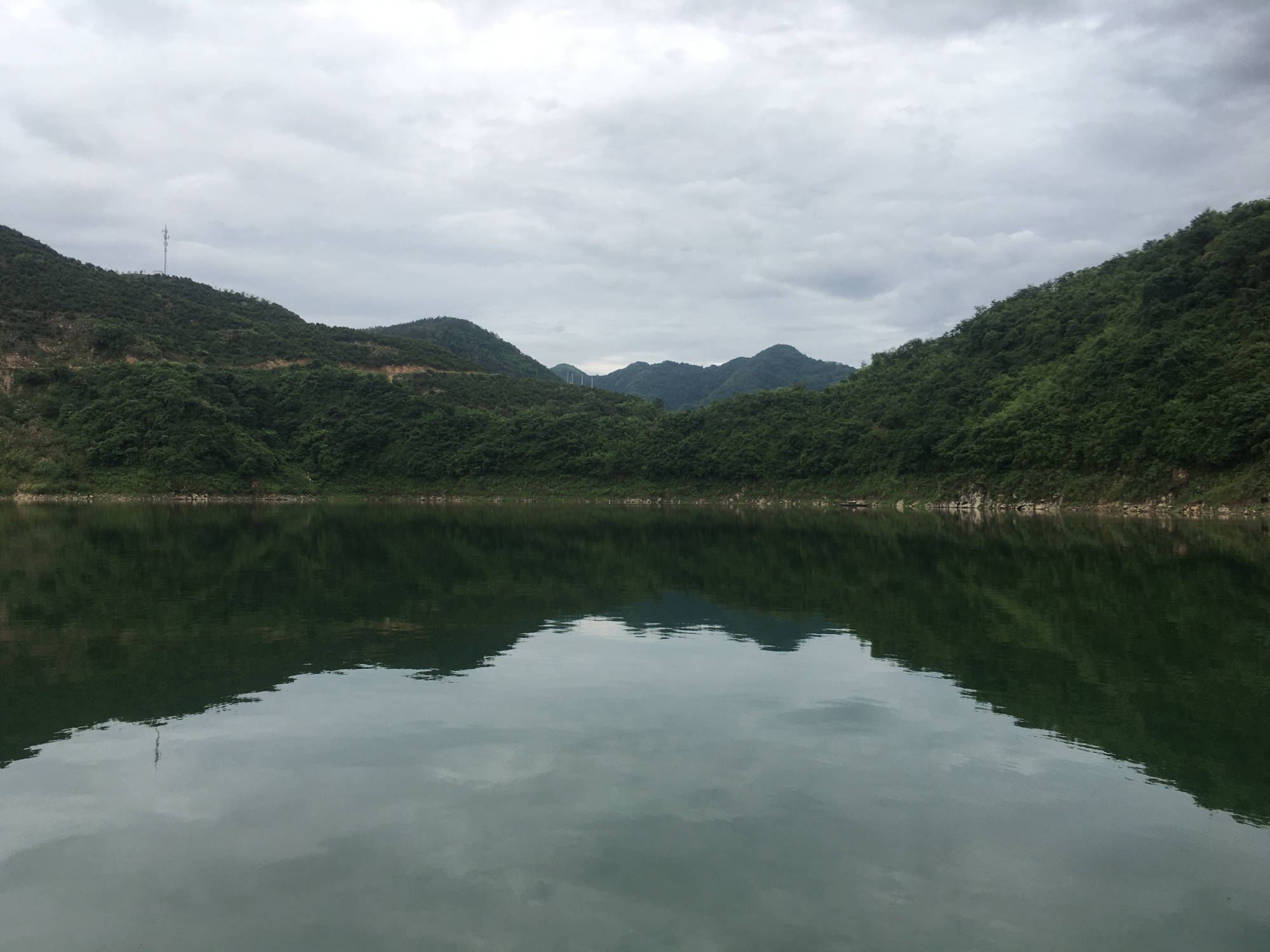 山高水阔,云山映水