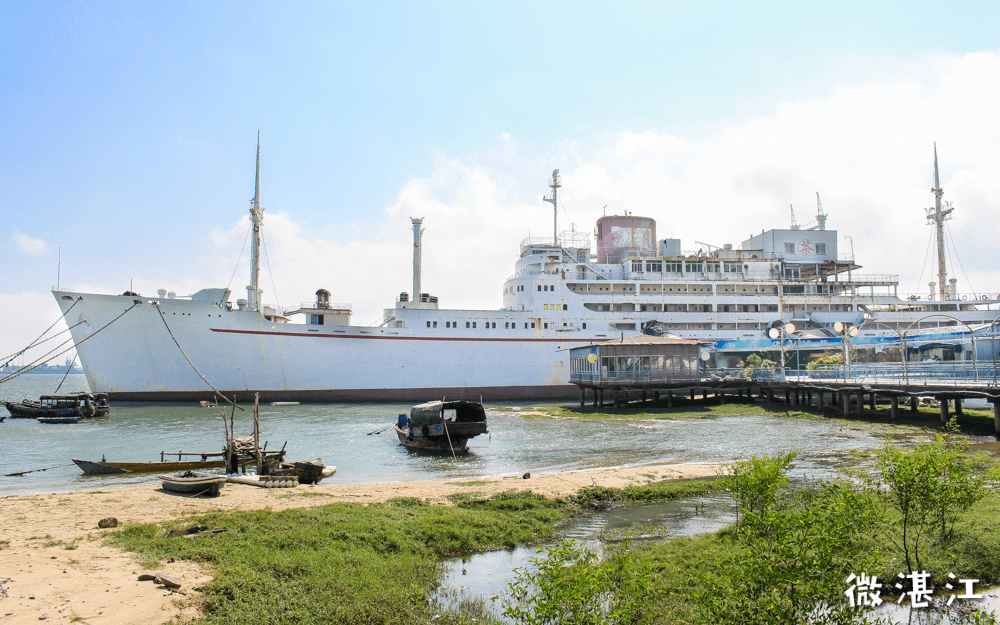 (▲剧中佑岭号) (▼湛江海上城市)