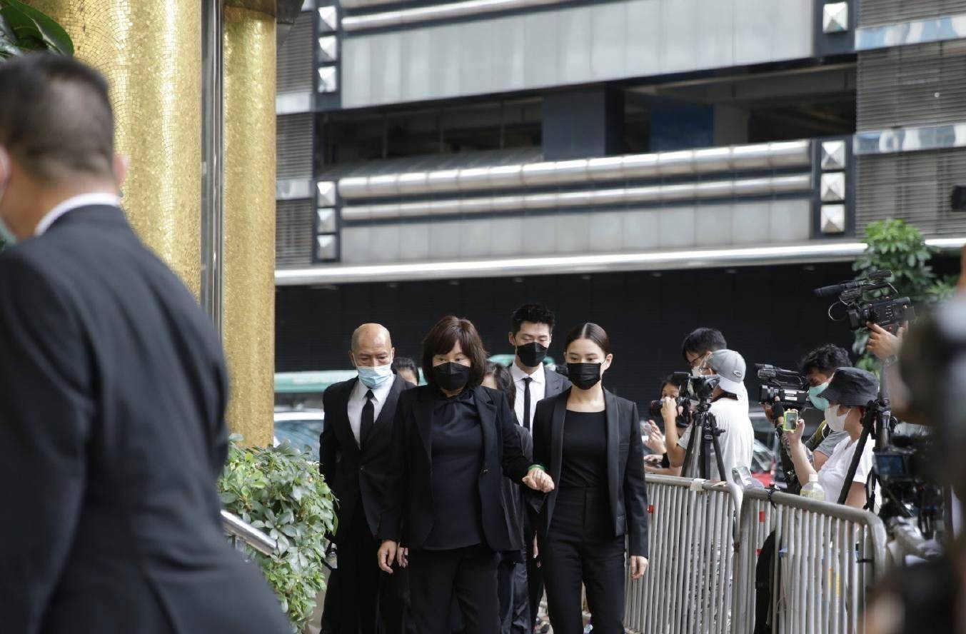 在这个重要的日子里,一大批传媒记者早已在殡仪馆外等候,没多久,何家