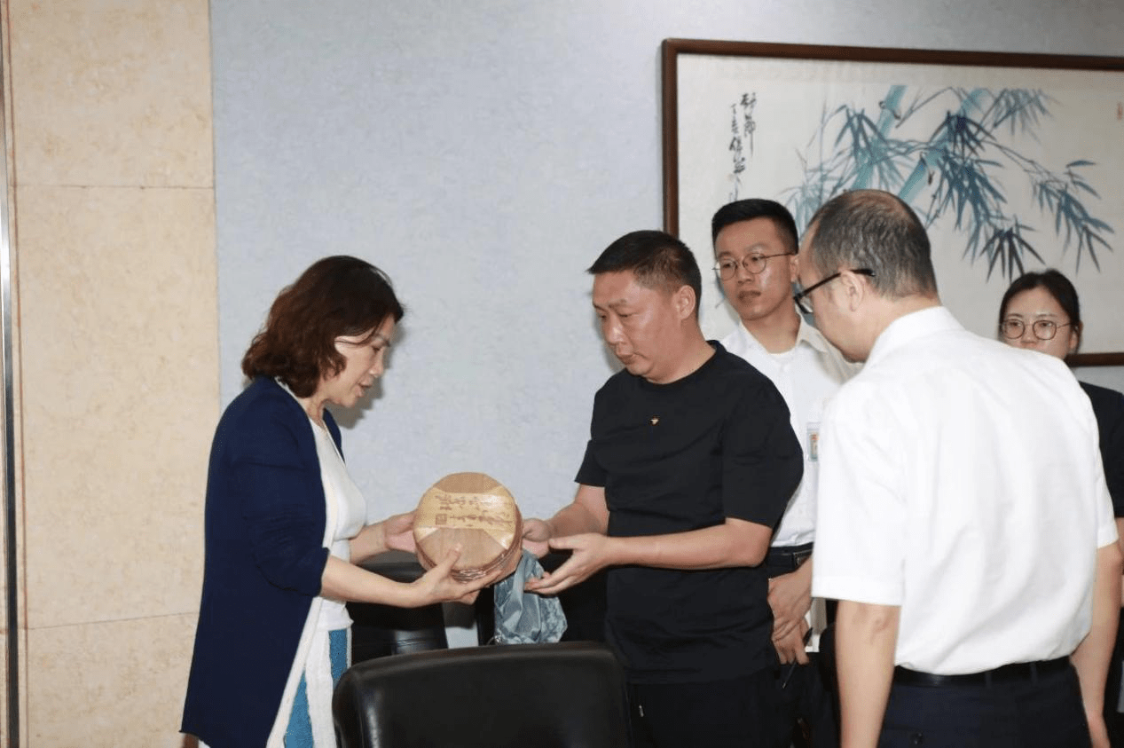 勐海雨林古茶坊茶叶有限责任公司董事长兼总经理樊露先生向董总赠送