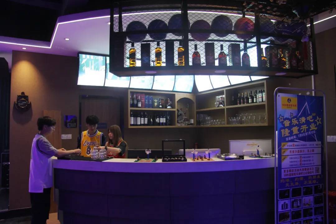 交流空间,清吧装饰为篮球主题,有两块大屏幕,开业后将有签约歌手驻唱