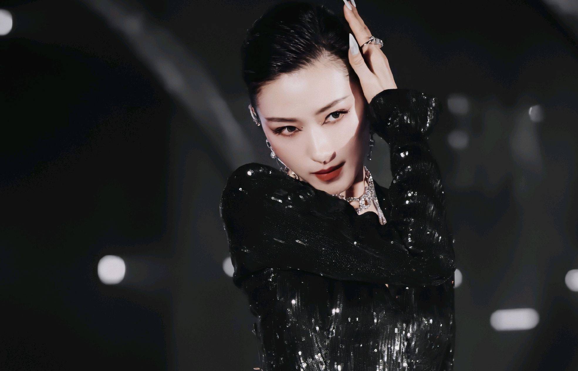 原创万茜的舞台造型好霸气,身穿黑色亮片套装搭配大背头,魅力四射