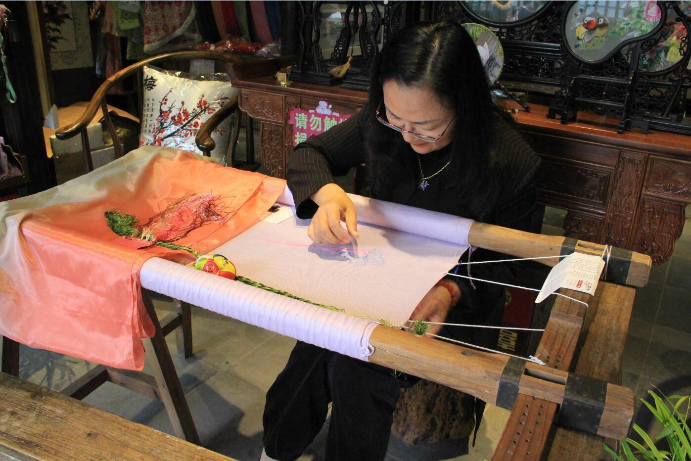 顾洪菊苏绣四代传人绣玲珑苏州刺绣艺术有限公司掌门人