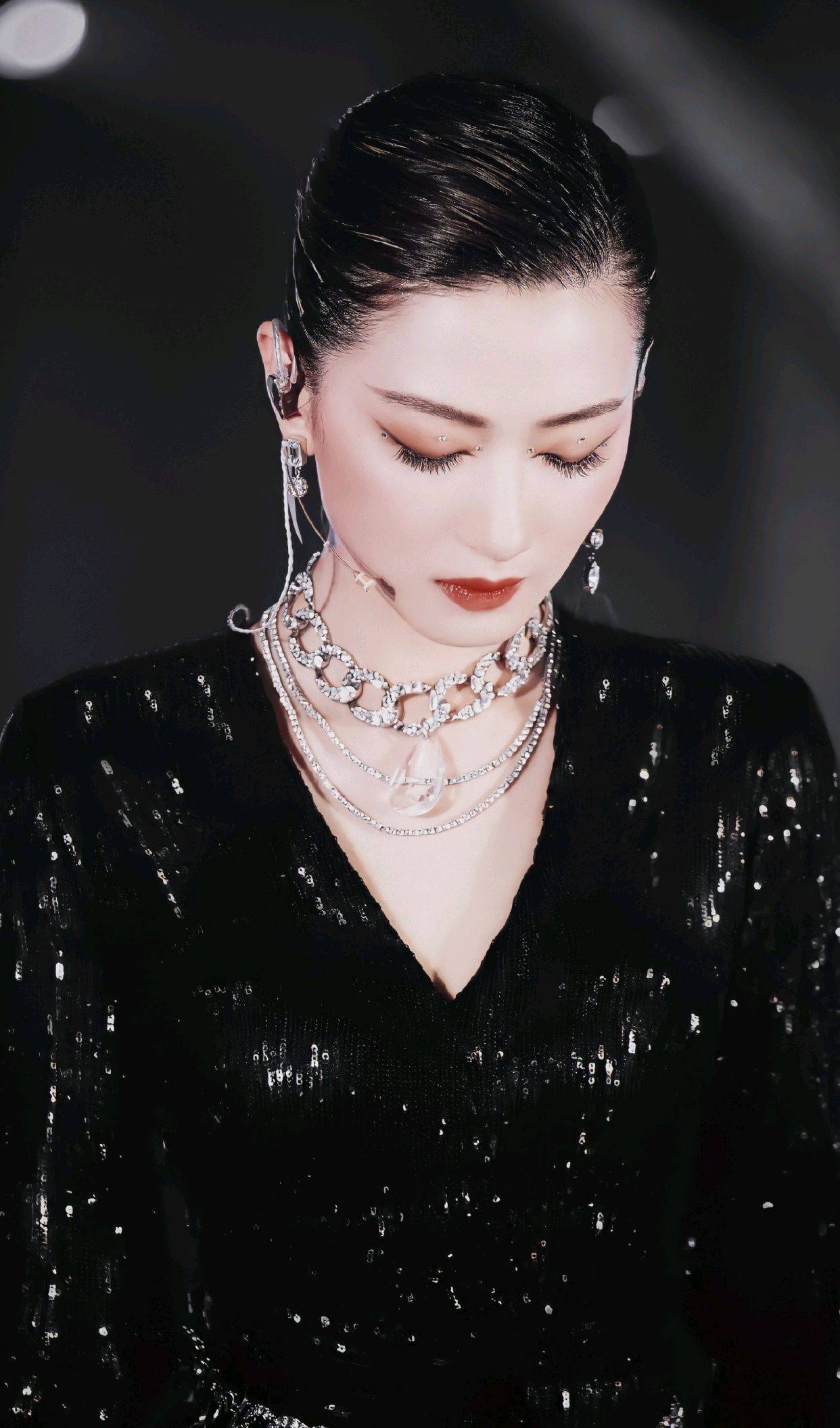 原创万茜的舞台造型好霸气,身穿黑色亮片套装搭配大背头,魅力四射