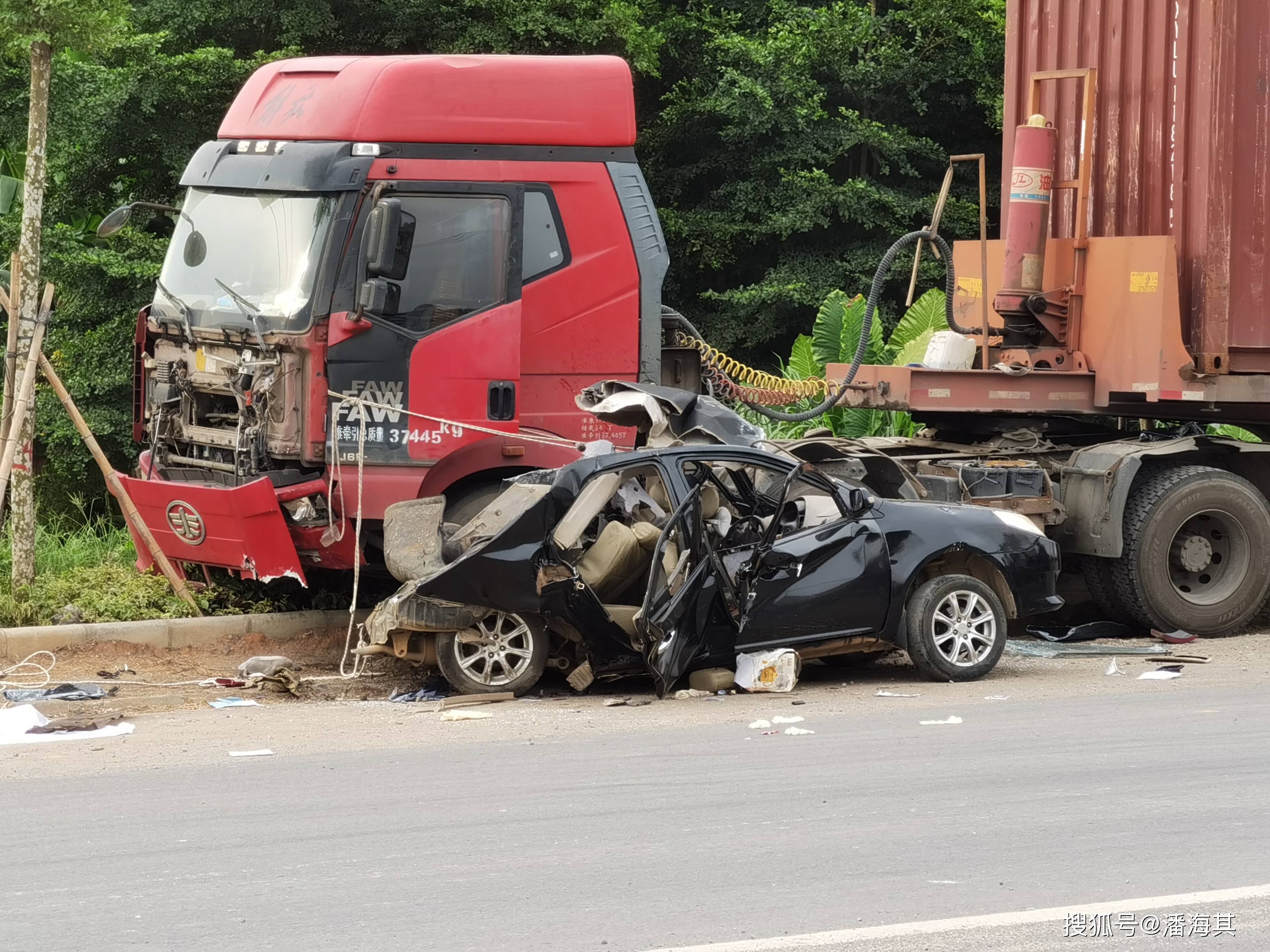g207国道遂溪县遂城镇边湾村路段发生货柜车与小车碰撞事故