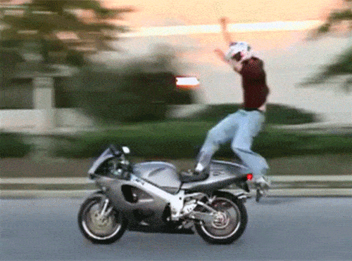 搞笑gif:妹子学车,一脚油门撞墙上了!_摩托车