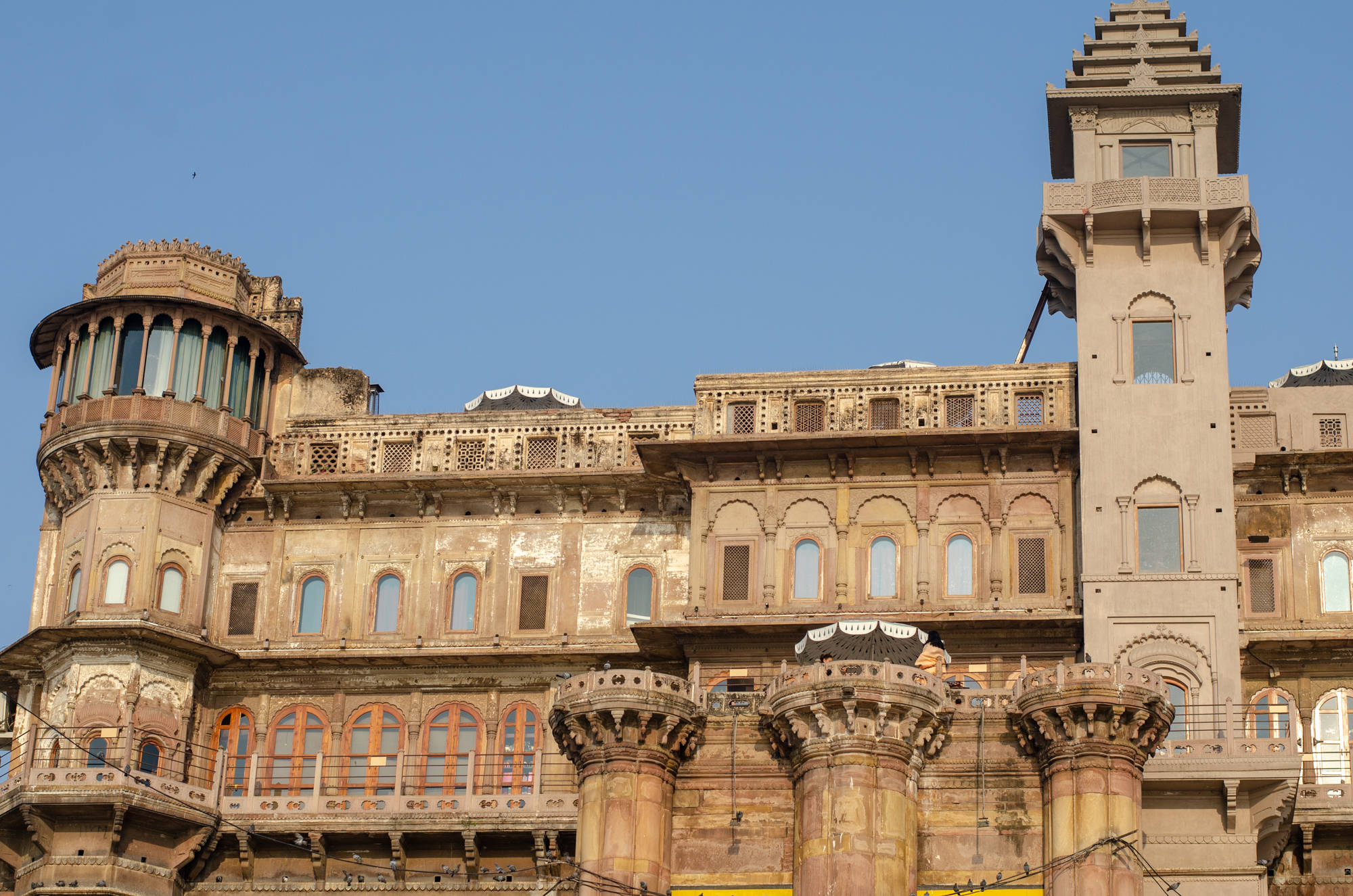 实拍印度圣城瓦拉纳西,当地人每天都去恒河沐浴,如今成旅游景点
