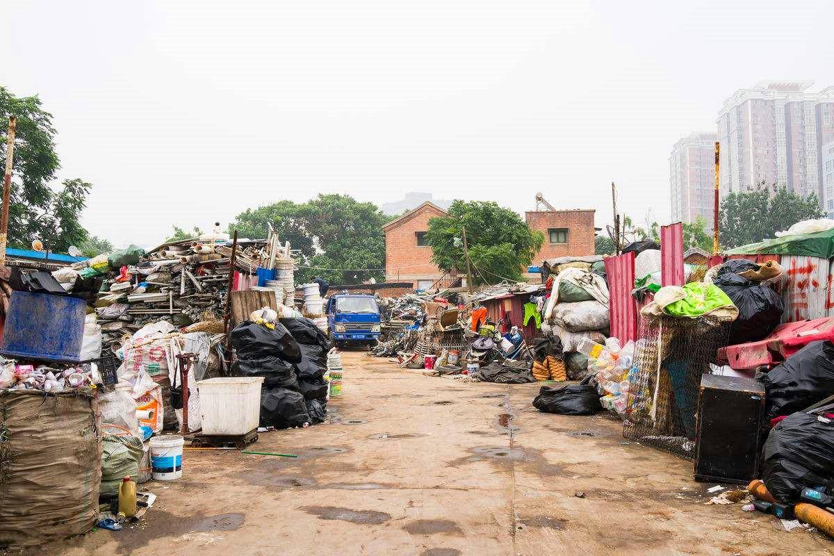 就算发现一些蒙尘的"宝物",也辨认不出来,都是随意在废品站变卖,所以