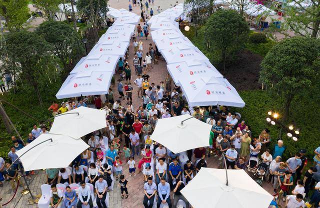 成都龙泉雅集开市 靓相网红地标 户外消费添新宠