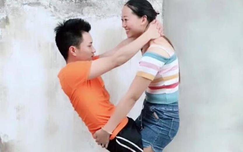 网红"连体男女"分手,男主找了新欢,女主阿娇悲催单身!