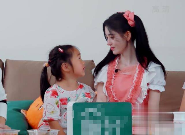 鞠婧祎等人录节目,遭小孩捣乱,谁注意她的举动?脾性装不出来