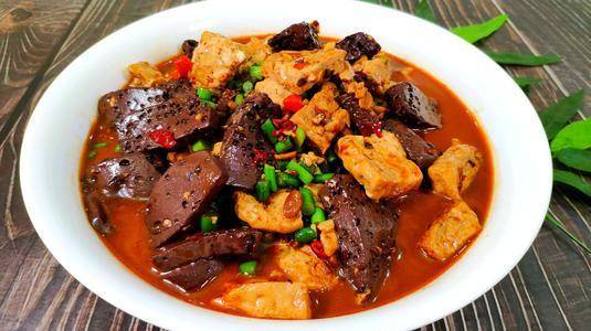 豆腐和猪血一起烧,简单营养又下饭,老人小孩都喜欢吃_料酒