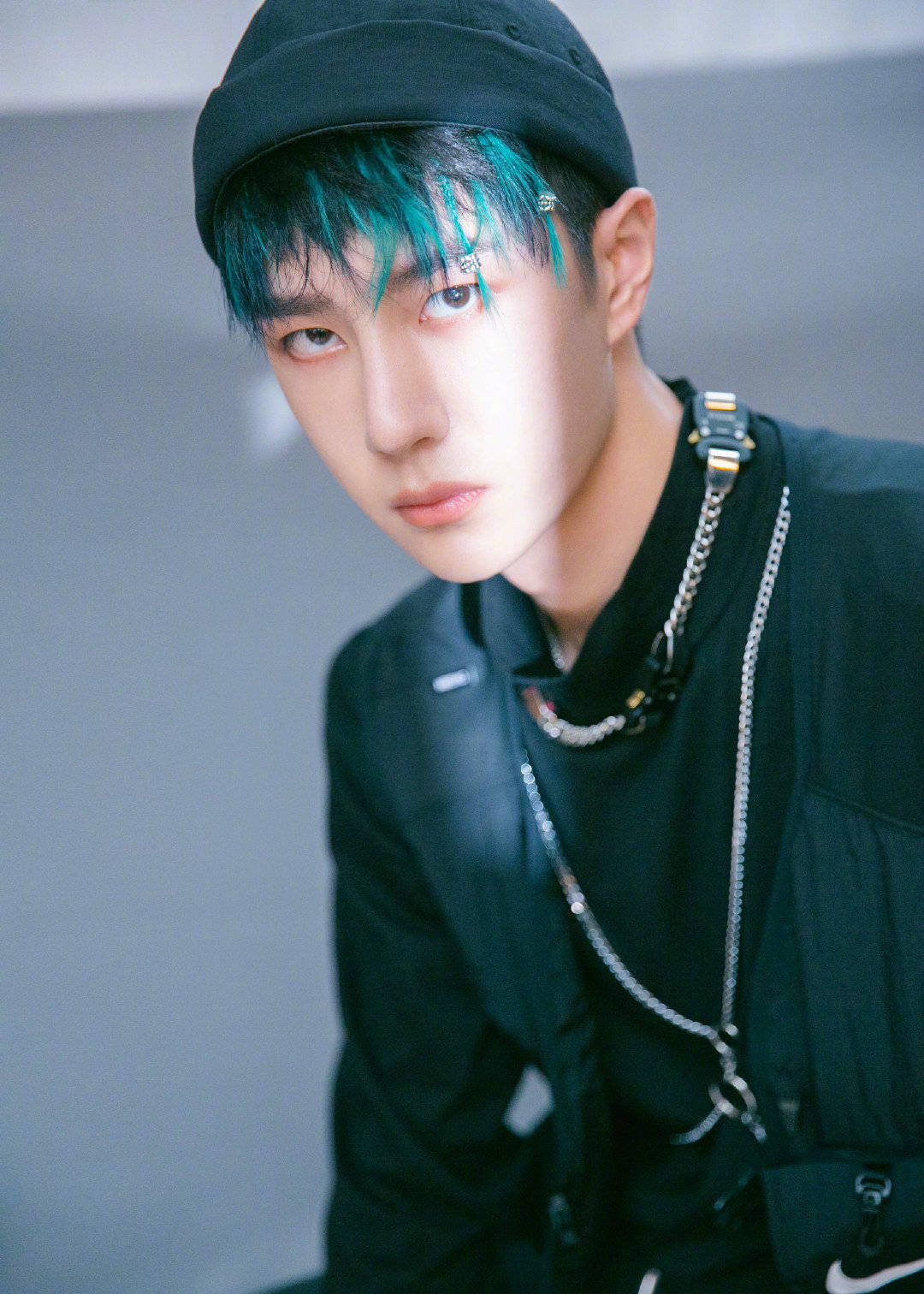 原创王一博《这就是街舞》造型,蓝绿色脏辫帅气不羁,我已经被迷住了