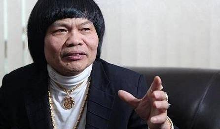 亲戚们对叶竟生冷眼相待,小伙伴们也总是欺负他,不跟他一起玩.