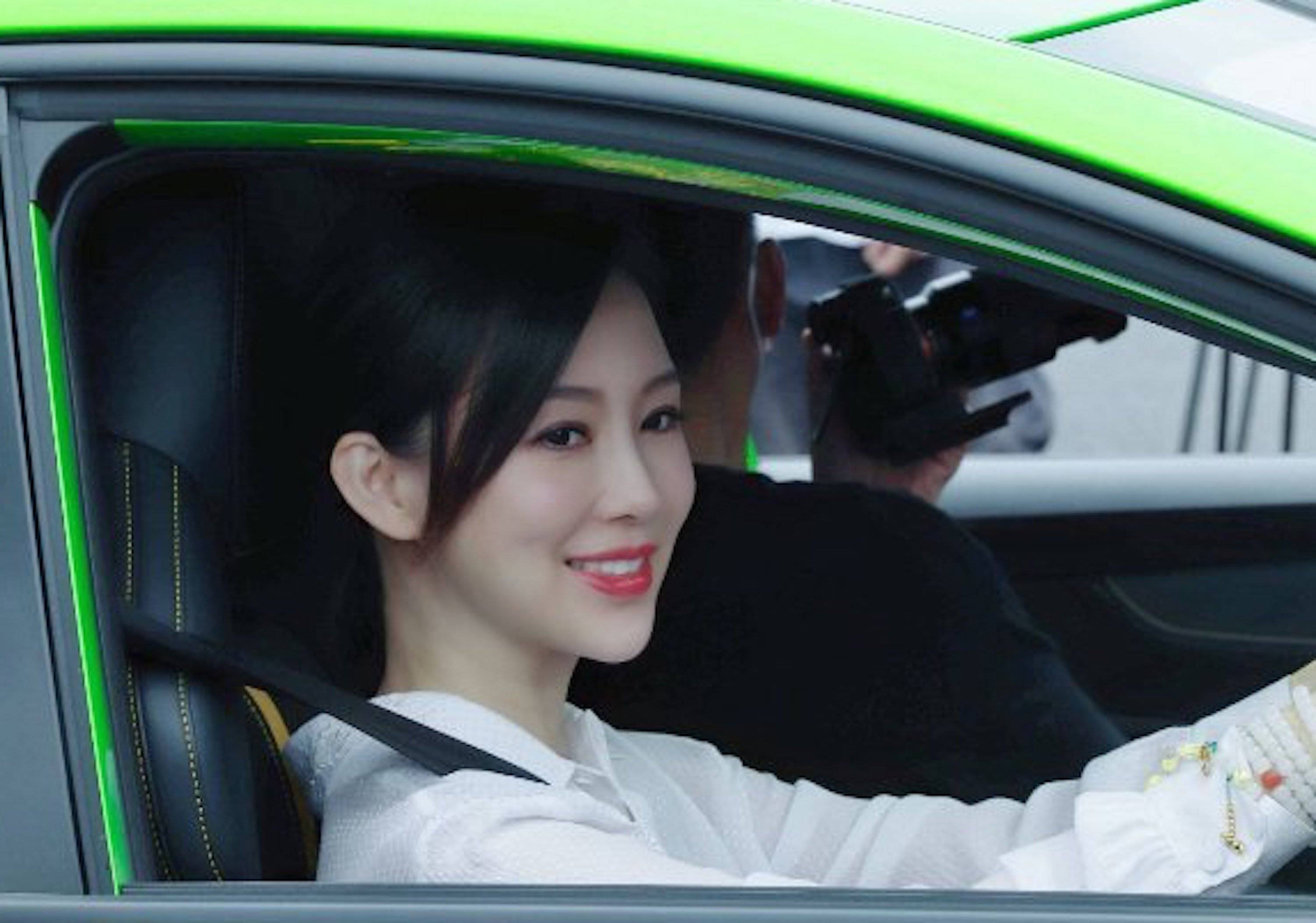 原创38岁潘晓婷豪宅豪车都不缺,多张近照公开,神秘男成焦点!