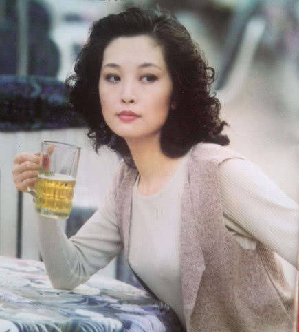 她是宋丹丹的同学,演话剧《日出》成名,离婚多年却一直没再婚_郑天玮