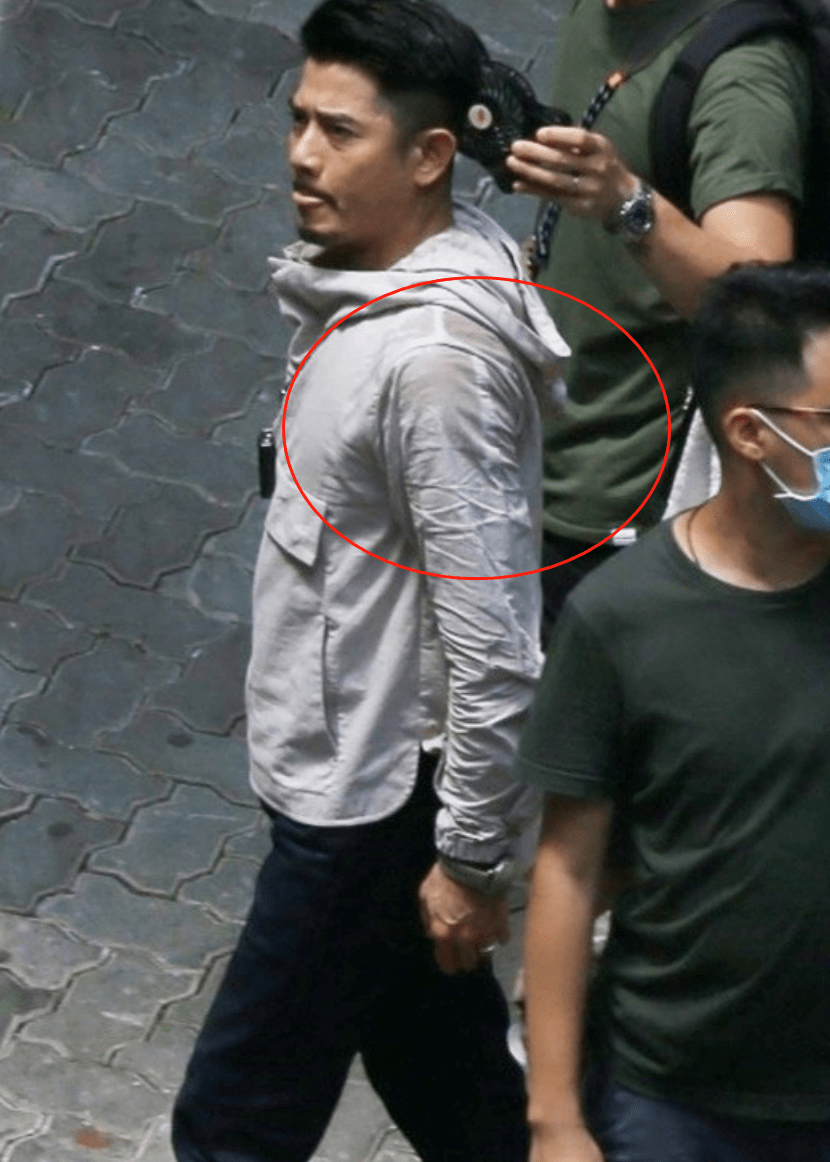 54岁郭富城夏天穿厚衣拍戏,热到衣服湿透,健硕身材太吸睛_方媛