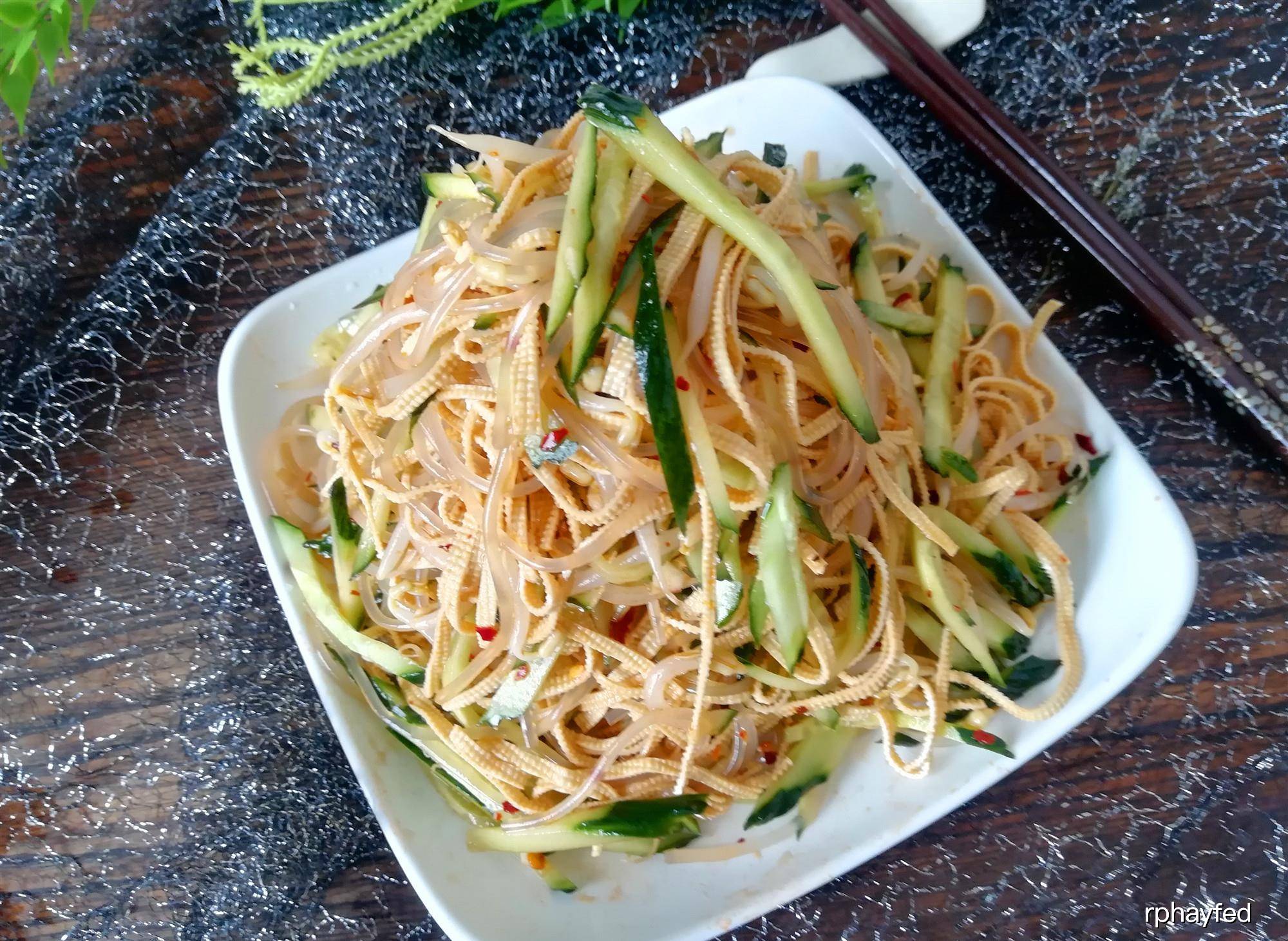 原創推薦一道東北家常涼拌菜,生熟搭配營養好,吃它爽口又開胃