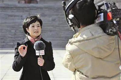 2008年,北京奥运会火炬手要传到珠峰,张泉灵作为外景主持人,克服着