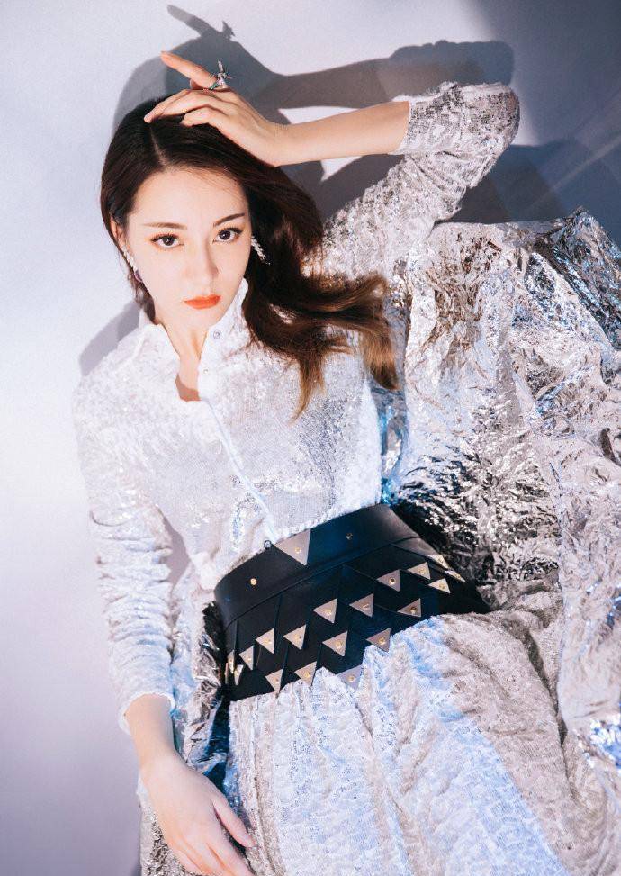 迪丽热巴终于走红毯,穿两套纱裙戴水钻手套太仙女,看完都买不起