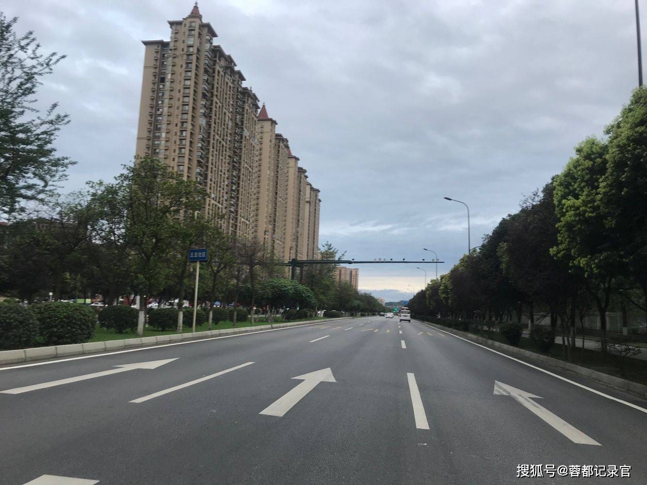 接下来是润扬观澜鹭岛育英路附近