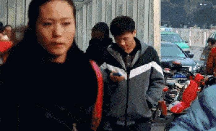 搞笑GIF：妹纸你这是疯了吗_妹子