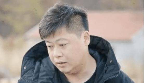 因《乡村爱情》走红,被赵本山力捧12年,如今沦落到街边卖烧烤_贺树峰