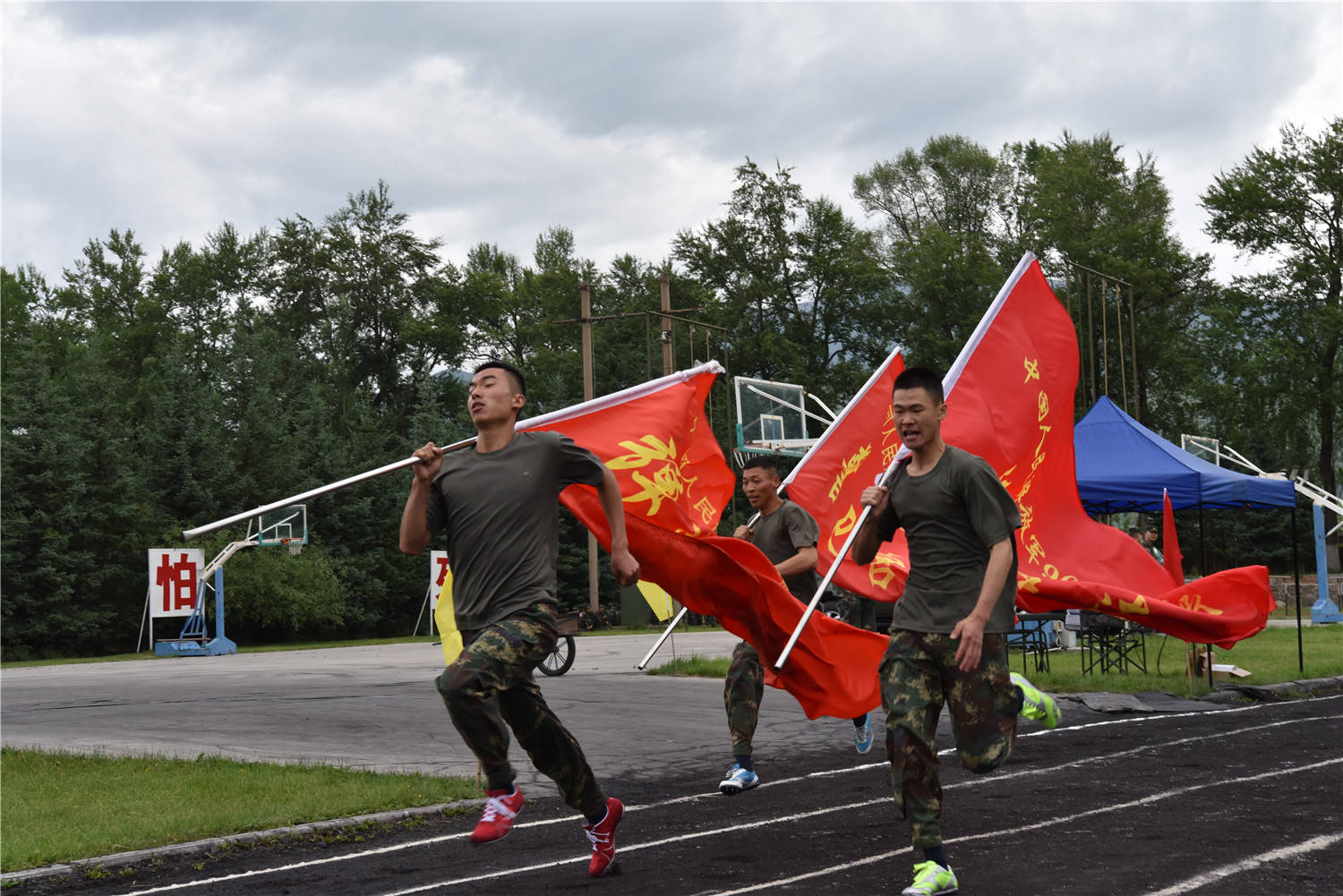 三公里之戴防毒面具跑汗流浹背雙槓臂屈伸徒手組合練習軍醫在為運動員