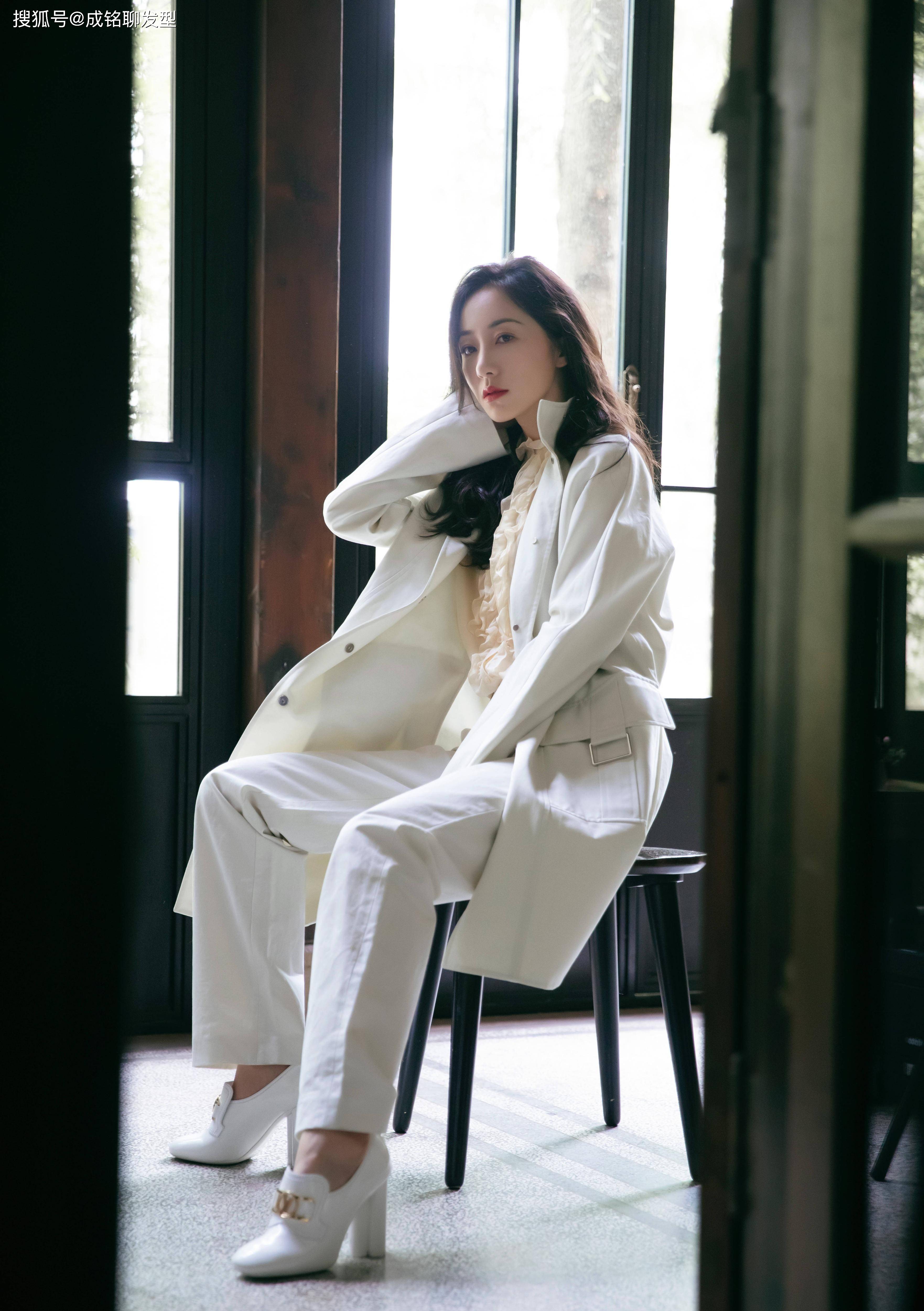 原创韩雪很有高级范!双色拼接裙穿出了仙女气质,清新时尚又有女人味