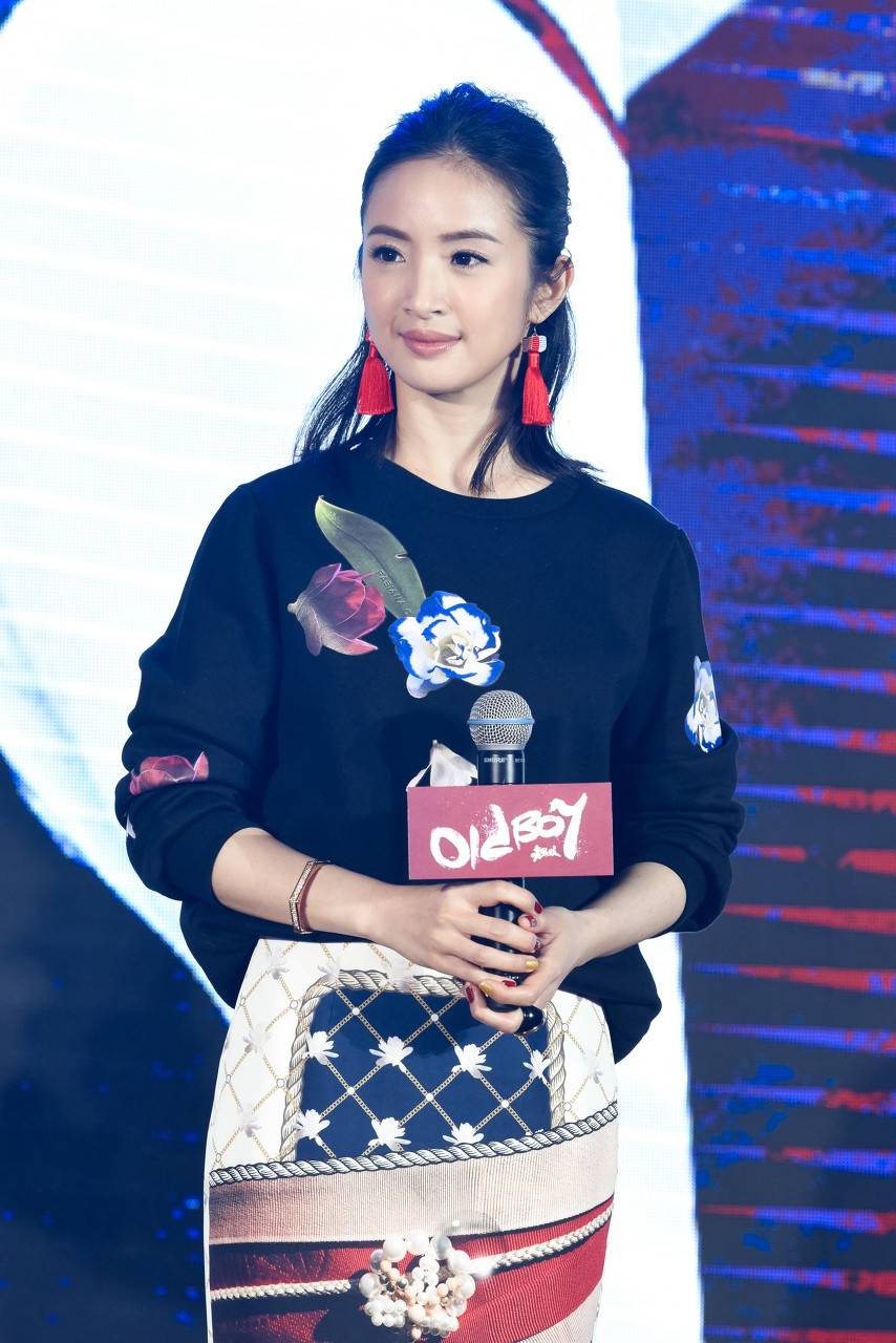 林依晨穿一袭印花包臀裙,一抹红色的耳坠秀丽典雅