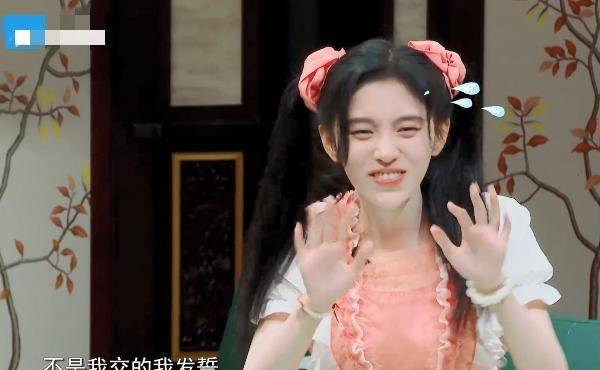 原创贾玲扎的马尾显脸胖,鞠婧祎亲自上手调整,没想到效果不错!