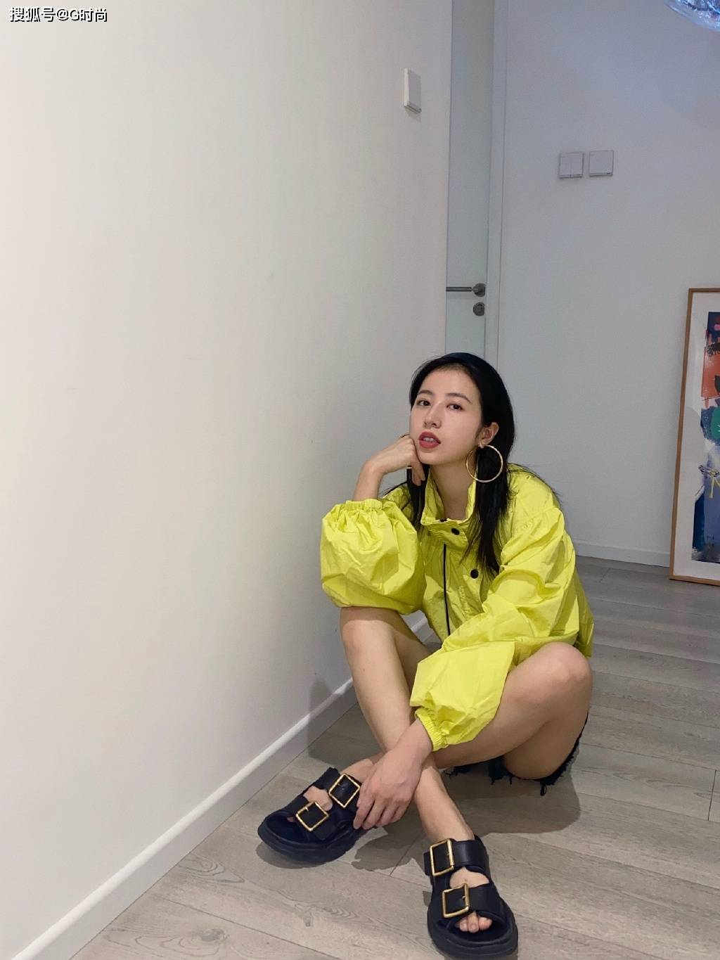 周雨彤身穿柠檬黄夹克搭配简单黑色牛仔短裤