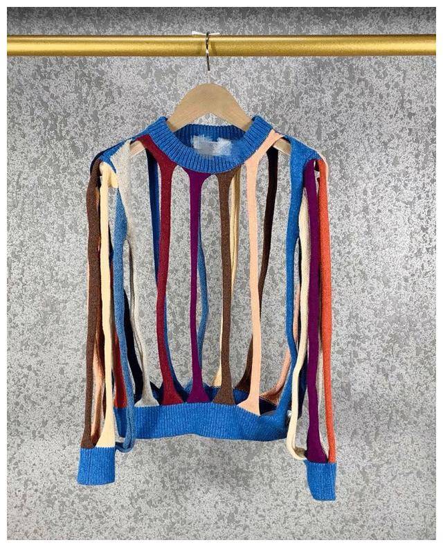 可是这买家秀看起来怎么那么奇怪啊?难道这衣服里面还要套别的衣服吗?