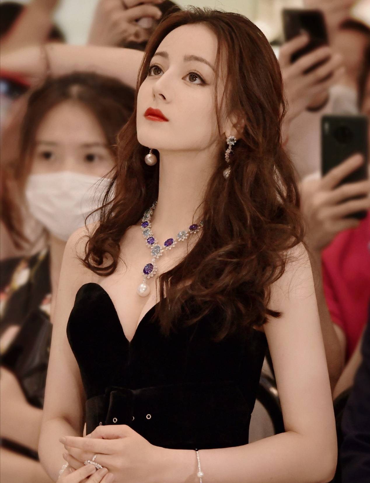 女明星露肩装热巴高贵冷艳鞠婧祎秀色可餐而她女王气场