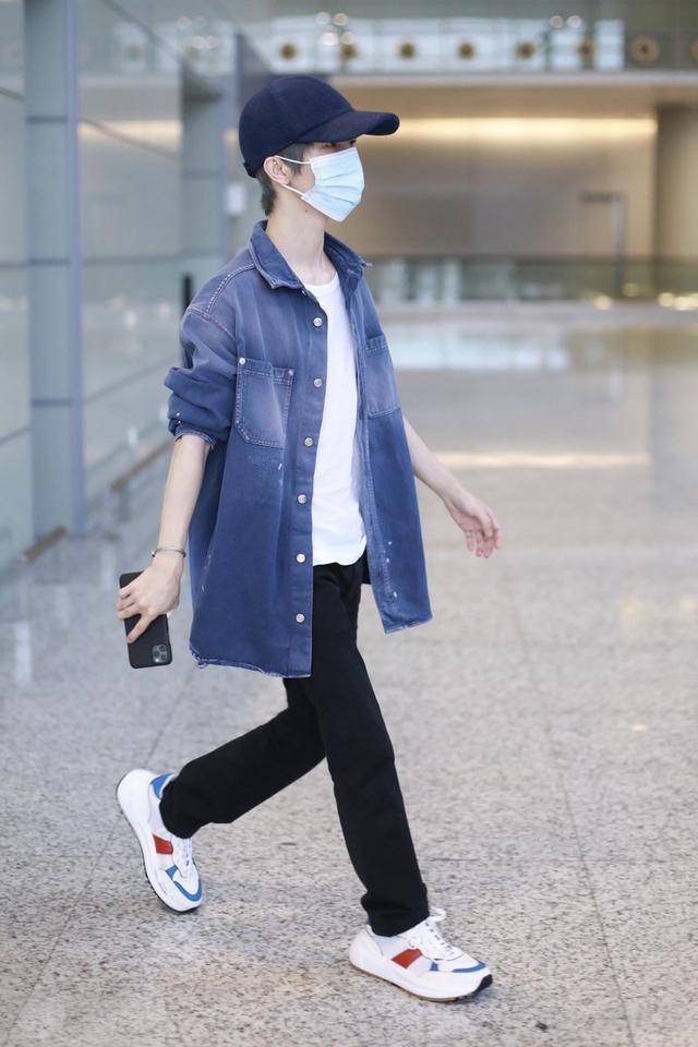 郭敬明到底有多高?衬衫也穿出大衣效果,造型色调倒是很有看点_牛仔