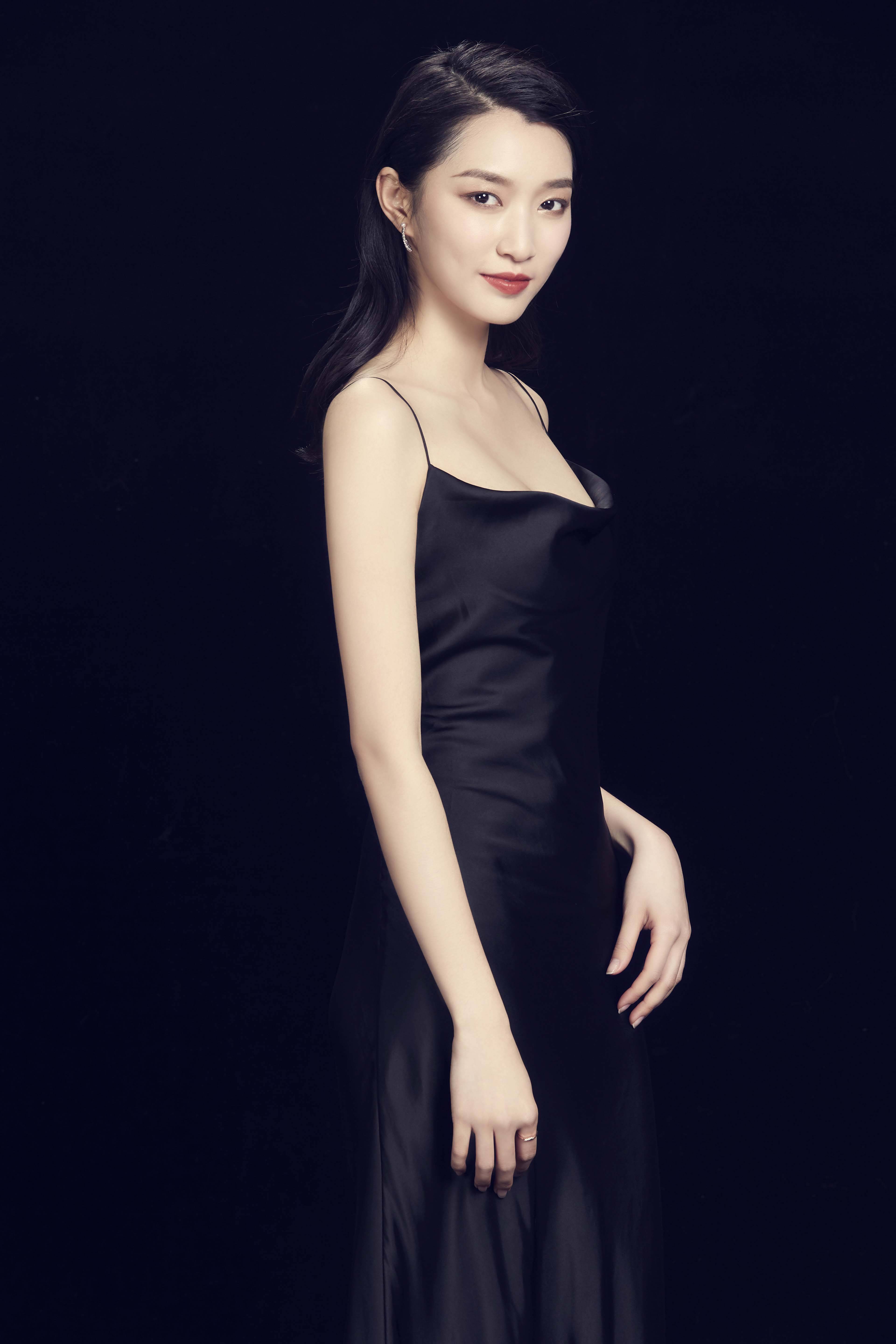 编辑卓瑶,《谁与同行》中善良可爱的小琳,《王牌主播》中的女主播薛菲