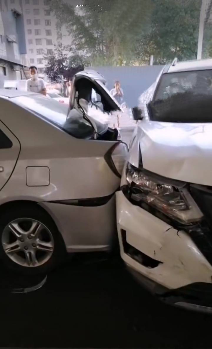 原创"三竖一横"造型!长春街头发生一大巴车和三轿车相撞的离奇事故