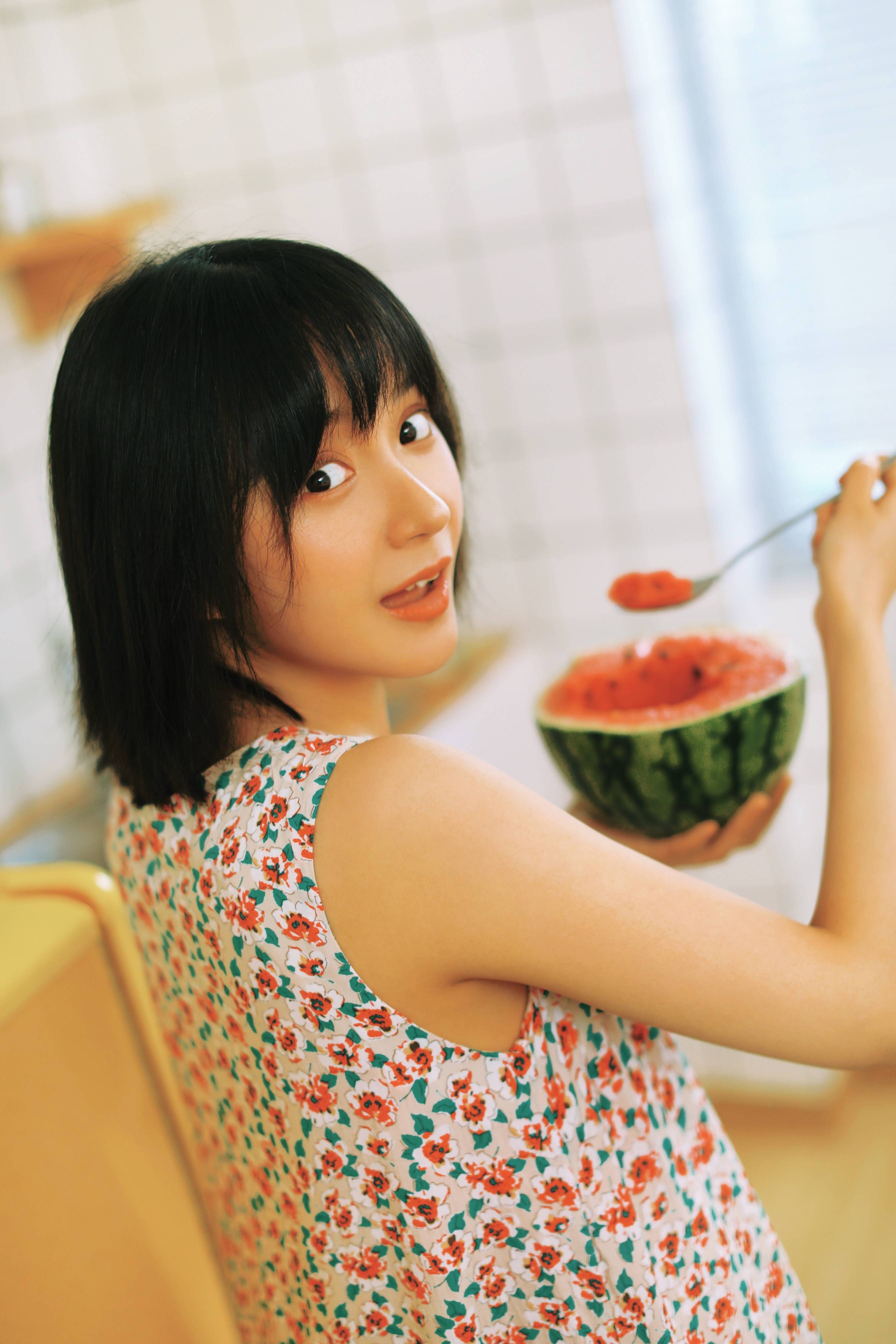 卜冠今化身"吃瓜少女" 夏日清新写真显灵动